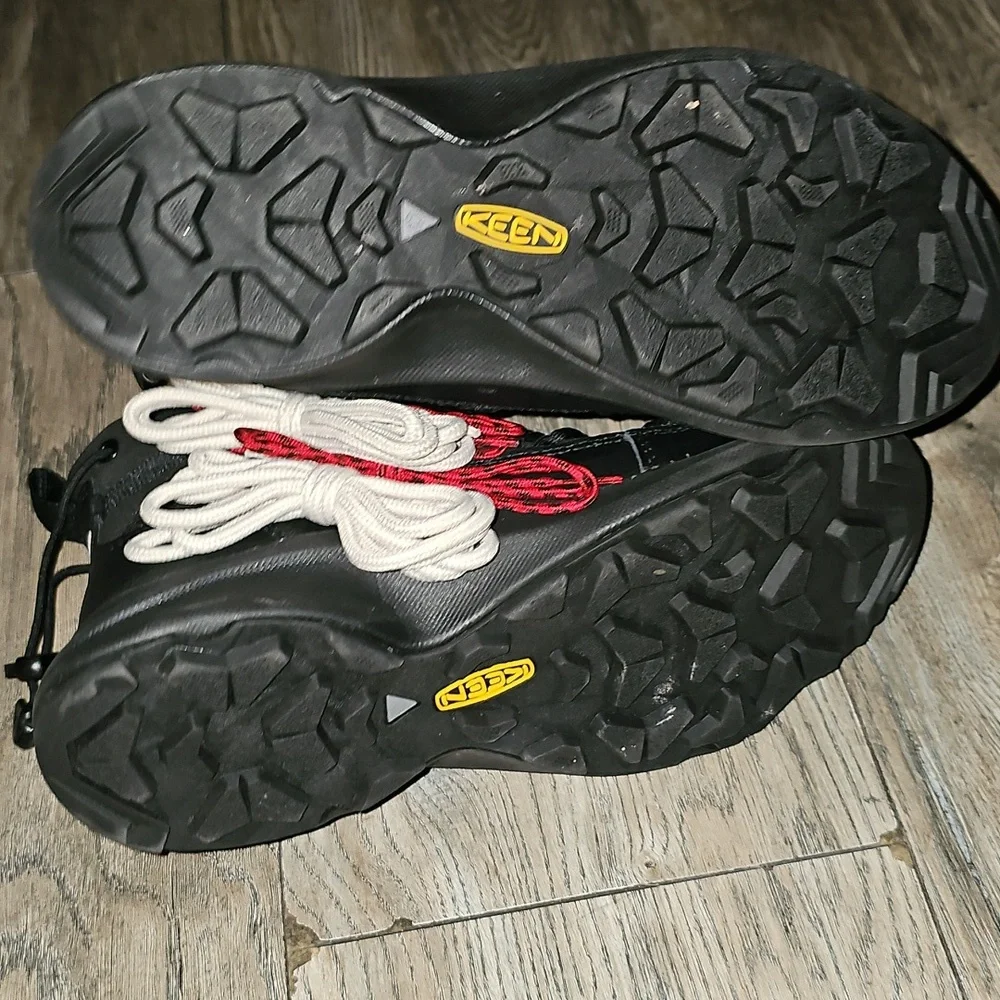 KEEN Unseen SNK Chukka Black and Red Winter Boots 8 Black Water Proof New